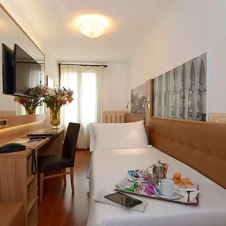 Unahotels Ala מלון *